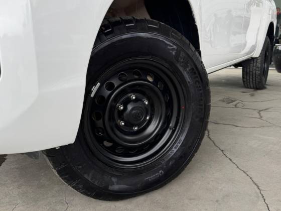 TOYOTA HILUX 2.8 D-4D TURBO DIESEL CD POWER PACK 4X4 MANUAL